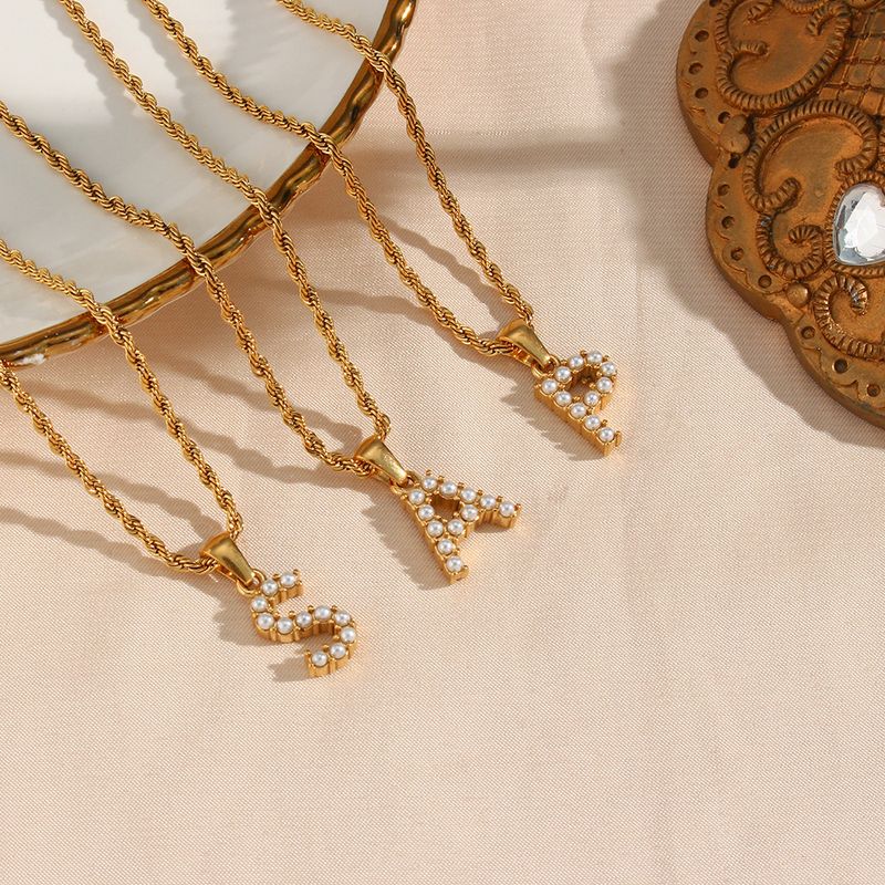 CELESTIALUMINAPendentif à chaîne torsadée à la mode et populaire pour femmes, doté d'un collier pendentif en forme de lettre en perles plaqué or 18 carats._voghion.com