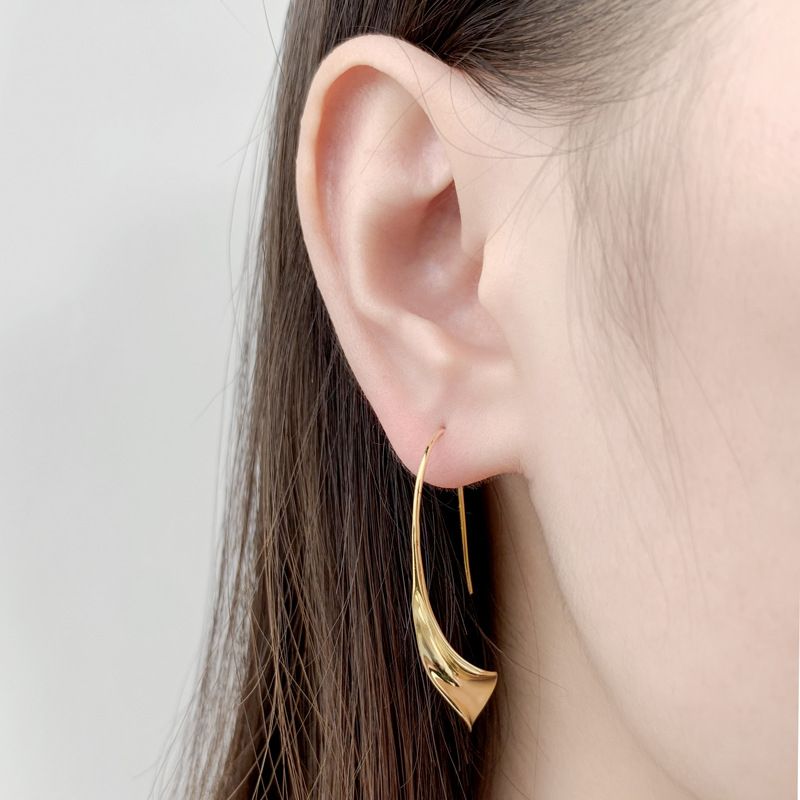 Modische, große Ohrhaken aus 925er Sterlingsilber für Damen – ein echter Hingucker für den Sommer. Schlichte, runde Ohrhaken aus Silber mit individuellem Touch._voghion.com