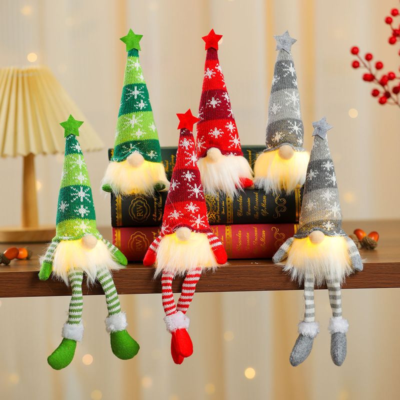 Adorno navideño de peluche con forma de estrella y copo de nieve a rayas LED, color rojo, verde y gris, sentado y con patas largas._voghion.com
