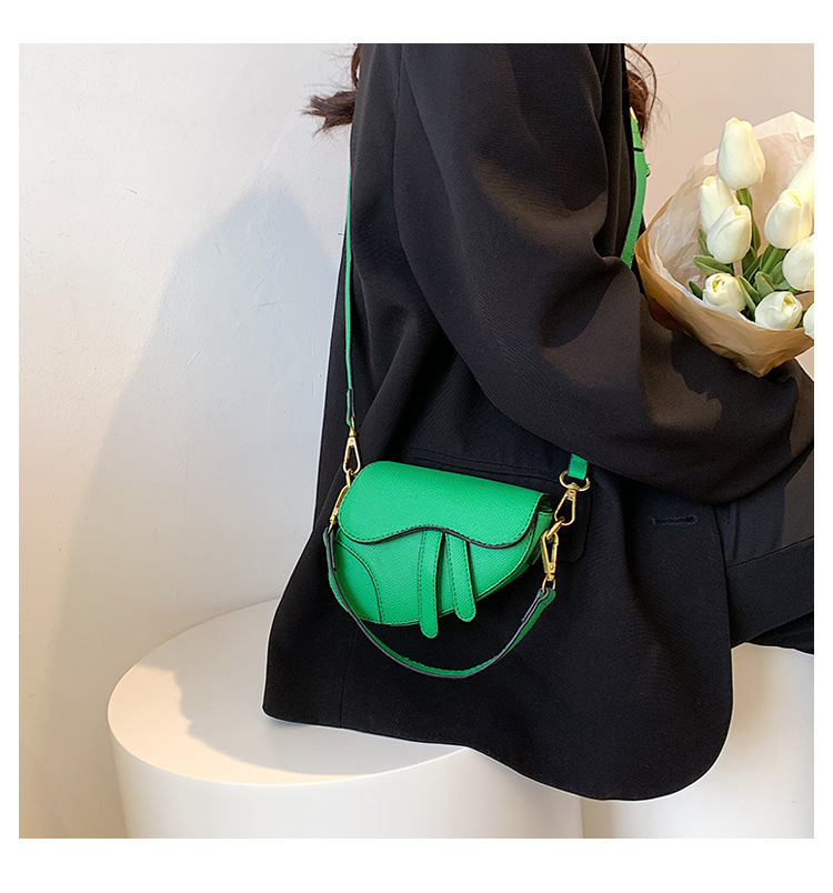 Neue Internet-Berühmtheit mit der gleichen Tasche, kreativer Satteltasche, breitem Damen-Schultergurt, tragbarer Unterarmtasche, diagonaler Umhängetasche mit einer Schulter_voghion.com