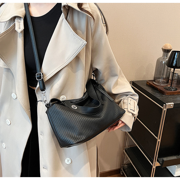 Retro Handheld Kleine Tas voor Vrouwen 2024 Nieuwe Lente Mode Eenvoudige en Veelzijdige Kleine Vierkante Tas met Hoge Kwaliteit Textuur, Unieke Casual Schoudertas_voghion.com