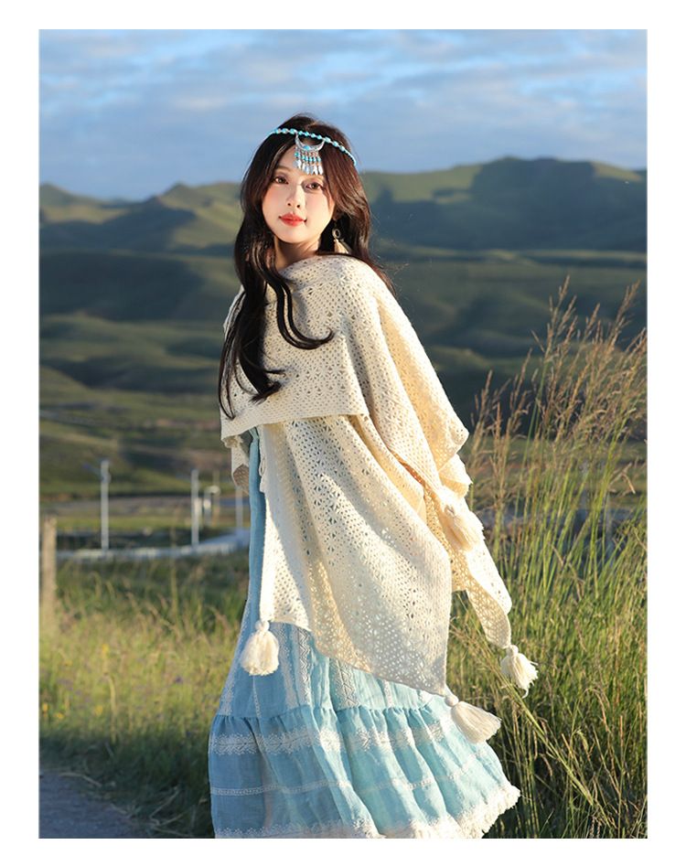 Scialle versatile in maglia tinta unita della serie Forest con donne che viaggiano nella prateria di Xizang_voghion.com