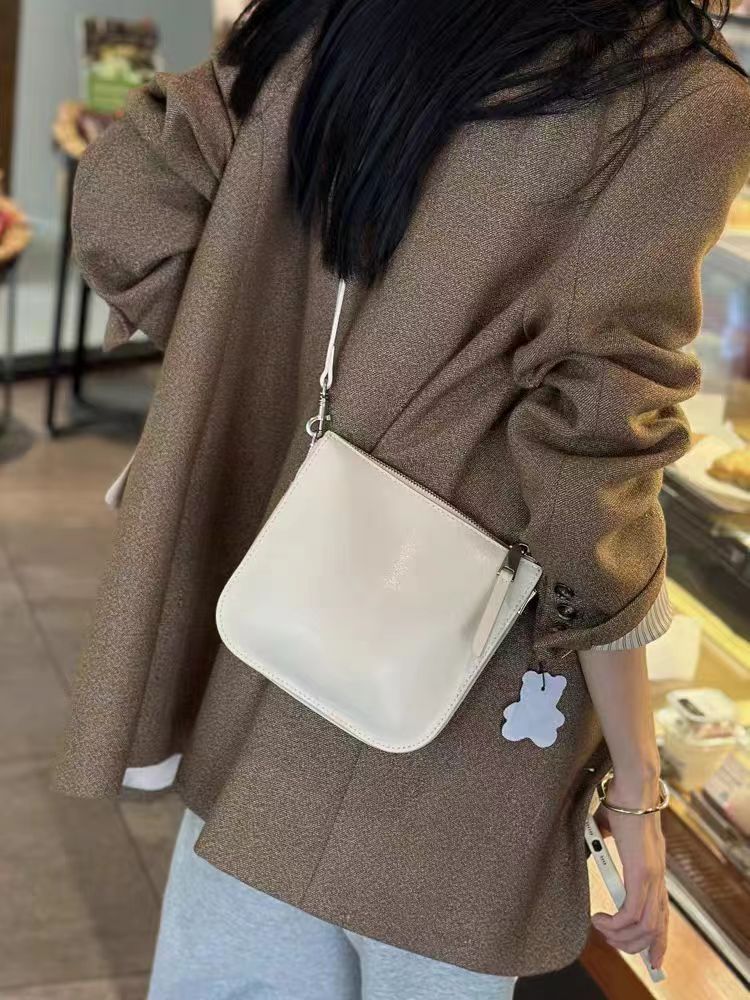 Borsa a tracolla da donna in morbida pelle, modello secchiello, monospalla, piccola, da ascella, primavera estate 2024_voghion.com