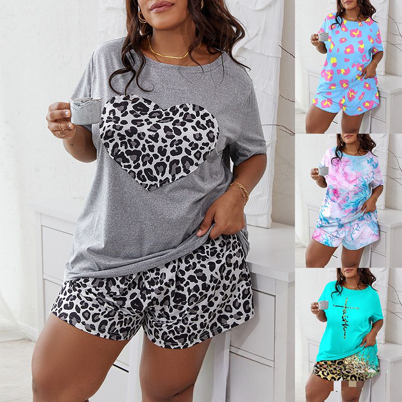 Plus Size Casual Pajama Two Piece Set, Women's Plus Leopard Heart Print Short Sleeve Tee & Shorts Pajama 2 Piece Set_voghion.com