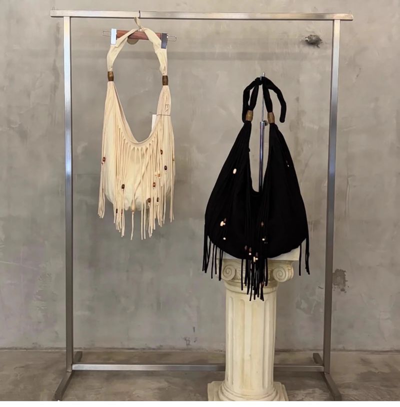 Uma bolsa tote com franjas em estilo boêmio, de designer coreano, especialmente projetada para mulheres, é uma nova bolsa transversal de ombro único para o outono/inverno de 2025._voghion.com