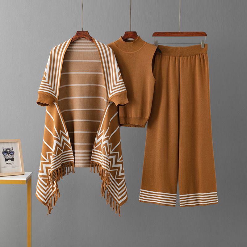 Damenbekleidung: Gestreifte Pulloverweste mit passendem Kragen, Schalmantel mit Quaste und weite Strickhose, dreiteiliger Anzug_voghion.com