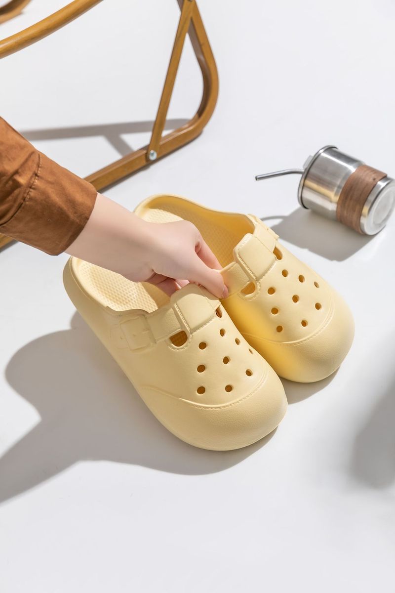 Flache Sandalen für Damen, Outdoor-Bekleidung 2025 Neue Boken-Hausschuhe für drinnen und draußen, rutschfeste, perforierte Schuhe mit weicher Sohle_voghion.com