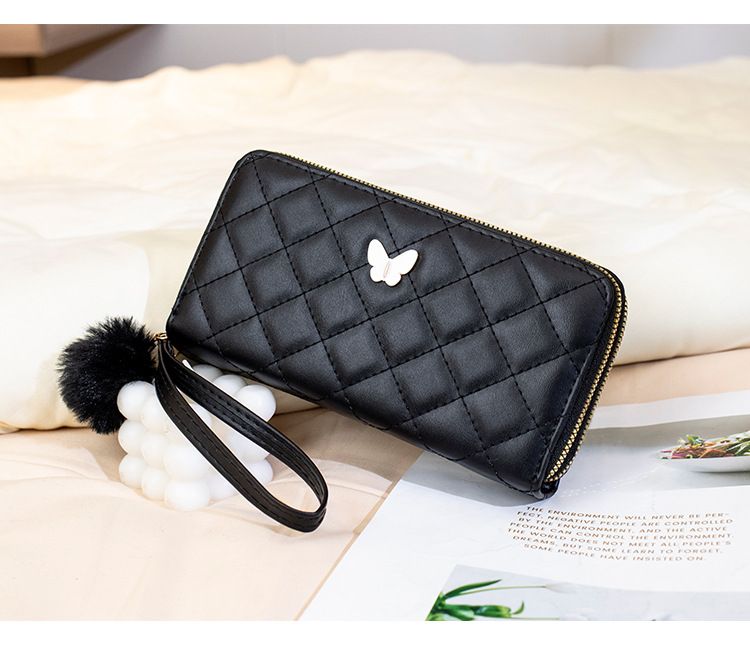 Vintage lang pung med sommerfugledetaljer og quiltet design - Elegant Chanel-inspireret møntpung med pompon-vedhæng og plads til flere kort_voghion.com