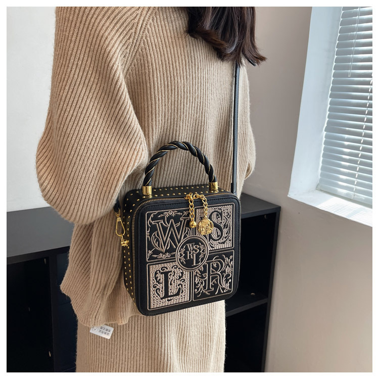 Design para mulheres 2024 Nova bolsa feminina transversal popular portátil pequena bolsa quadrada bordada_voghion.com
