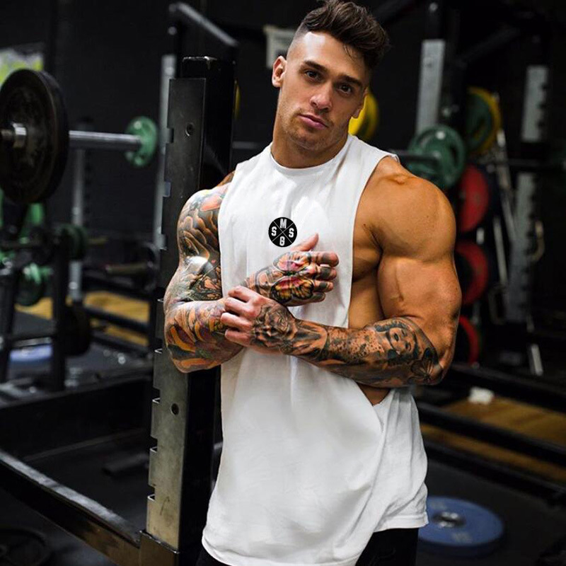 T-shirt senza maniche con spacco largo e taglio laterale da uomo. Canotta da allenamento fitness ampia e traspirante per uomo_voghion.com