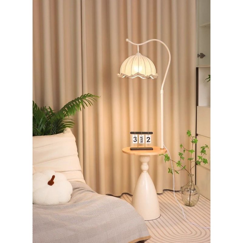 Cremefarbener Wohnzimmerboden neben dem Sofa, High-End-Atmosphäre, kabelloses Laden, Schlafzimmer-Nachttischlampe_voghion.com