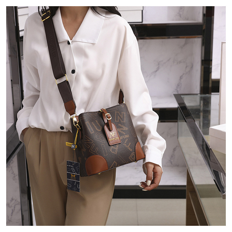 2024 New Good Style Retro Simple Versatile Large Capacity One Shoulder Crossbody Bag Casual Handbag Water Bucket Bag for Women_voghion.com