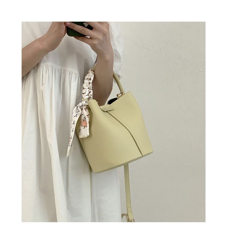 H7 Soft Handbag for Women Summer 2023 New Trendy Fashionable Bucket with Unique Design and Versatile Ins Crossbody Bag_voghion.com