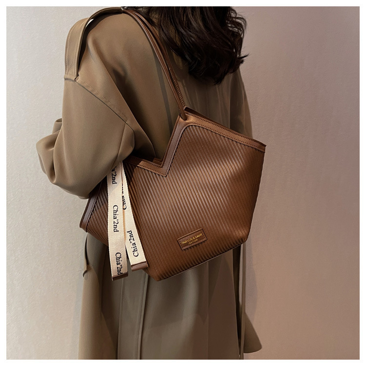 Capacity Tote Commuter High-end Large Versatile Shoulder Casual Heart-shaped Underarm Bag For Women_voghion.com