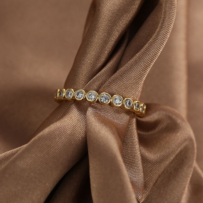 Anello semplice e versatile con design a nicchia, in ottone leggero di lusso placcato oro, con micro intarsi in zirconio bianco, anello per dito indice_voghion.com