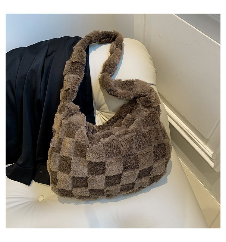 Large capacity tote for women, 2024 autumn and winter new collection, plush trendy, fashionable, casual, versatile,_voghion.com