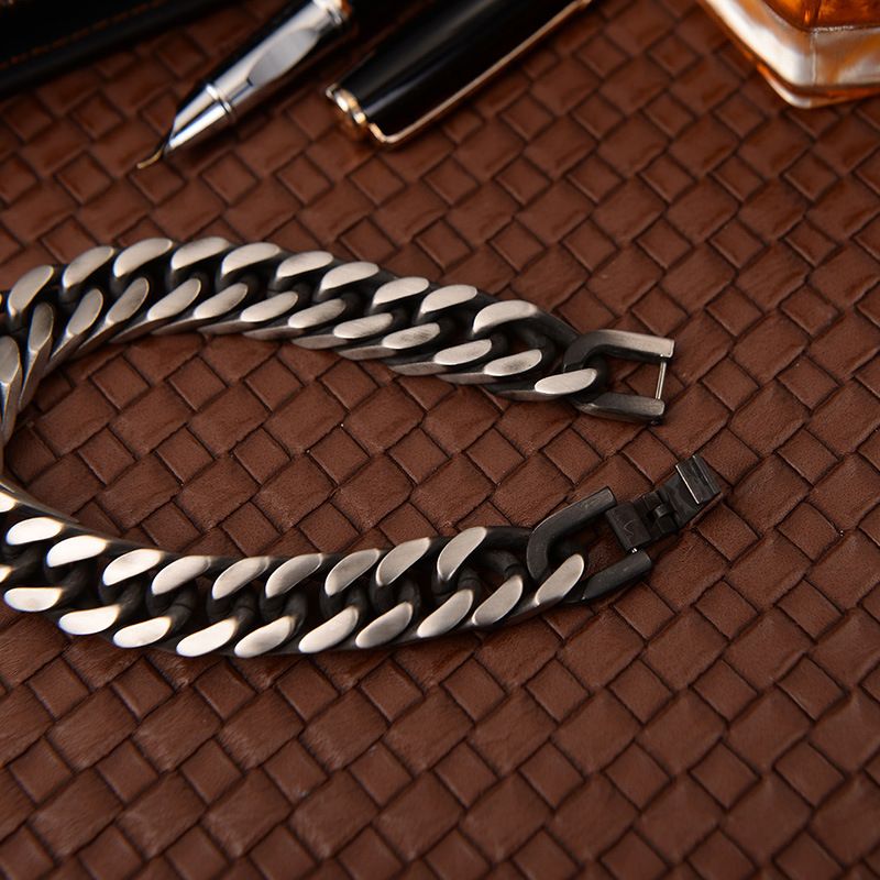 Bracciale creativo da uomo 2023 con doppia trama a quattro lati in titanio lucido e catena cubana_voghion.com