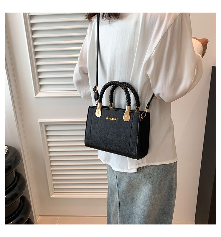 2024 Sommer Neue Mode Weben Handtasche Einzelne Schulter Crossbody Kleine Quadratische Damentasche Mischreihe_voghion.com