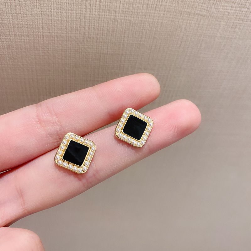 classic small fragrant style black pearl with personalized simplicity and high-end feel French internet red earrings_voghion.com