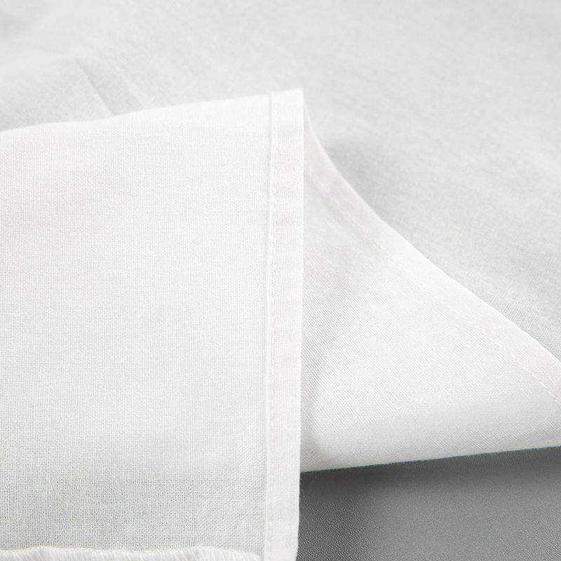 Ensemble deux pièces Verve 2025 en coton et lin blanc, haut à col en V et short à manches lanternes, tenue d'été pour femme_voghion.com