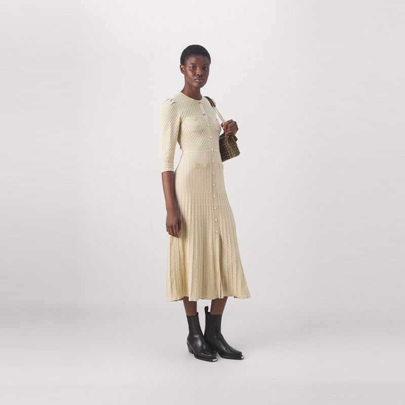 Abito monopetto in maglia sottile con scollo rotondo e fiore a gancio, in filo d'oro, autunnale, da donna_voghion.com