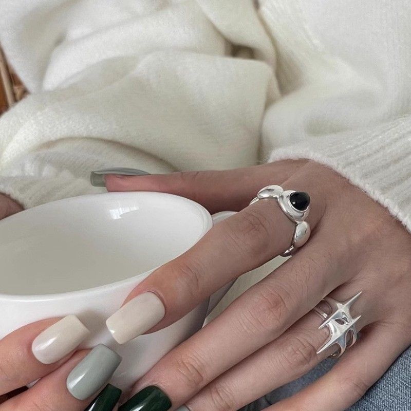 Anello da donna in argento puro S925 di design - Stile minimalista di nicchia con onice nero e design aperto a doppia stella | Gioielli versatili e raffinati_voghion.com