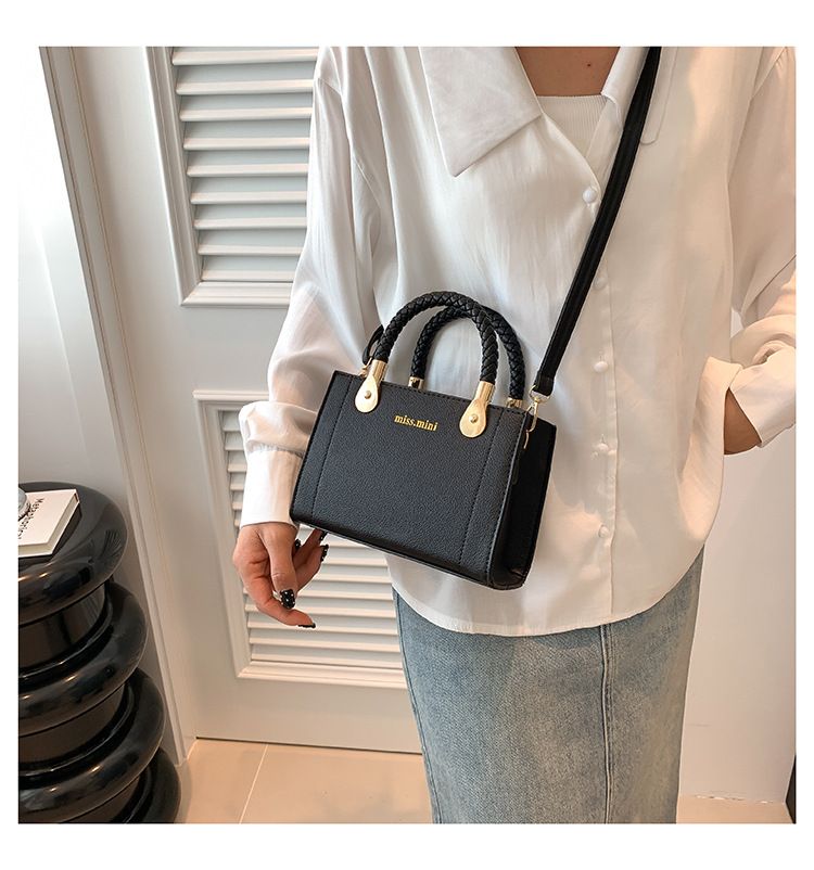2024 Sommer Neue Mode Weben Handtasche Einzelne Schulter Crossbody Kleine Quadratische Damentasche Mischreihe_voghion.com