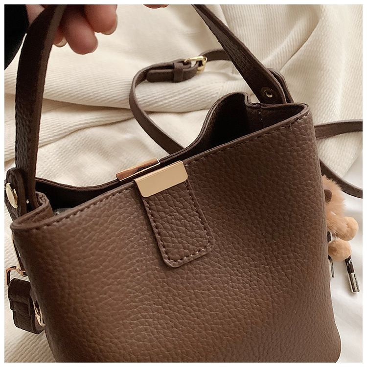 Francese 2024 Nuovo secchiello portatile alla moda di grande capacità per le donne, borsa a tracolla singola di alta qualità_voghion.com