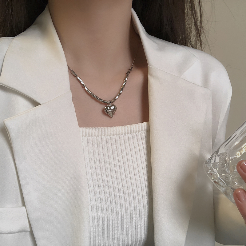 Collana quadrata dell'amore tridimensionale da donna in stile freddo e cool dal design di nicchia, versatile catena con cappuccio, titanio_voghion.com