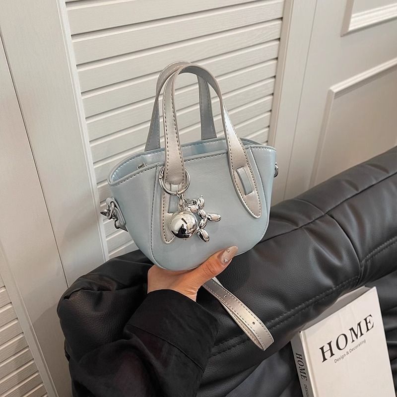 Borsa a tracolla in argento, nuova moda autunno/inverno 2025, da donna_voghion.com