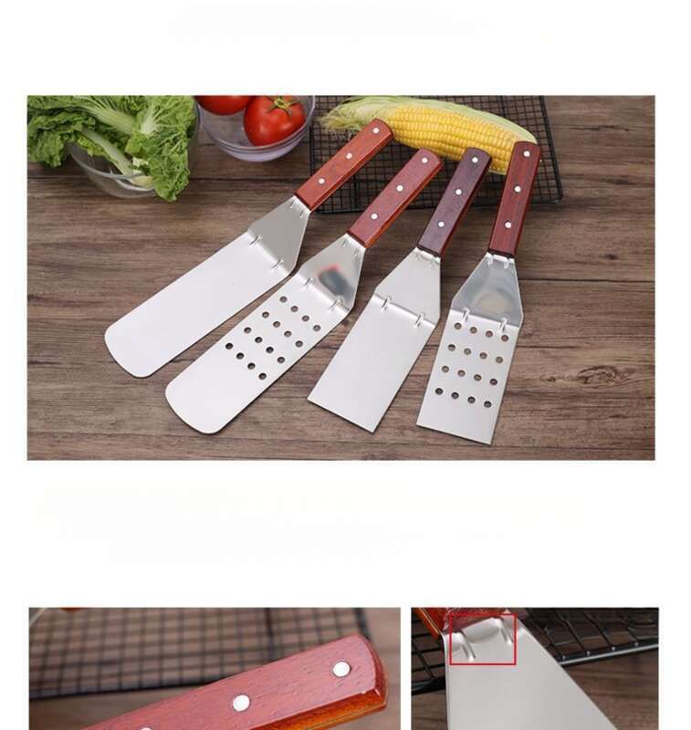 Madlavning af jernplade grillet rustfrit stålbøf med stegning, gribende pandekager, en pandekage grillet fisk og en is_voghion.com
