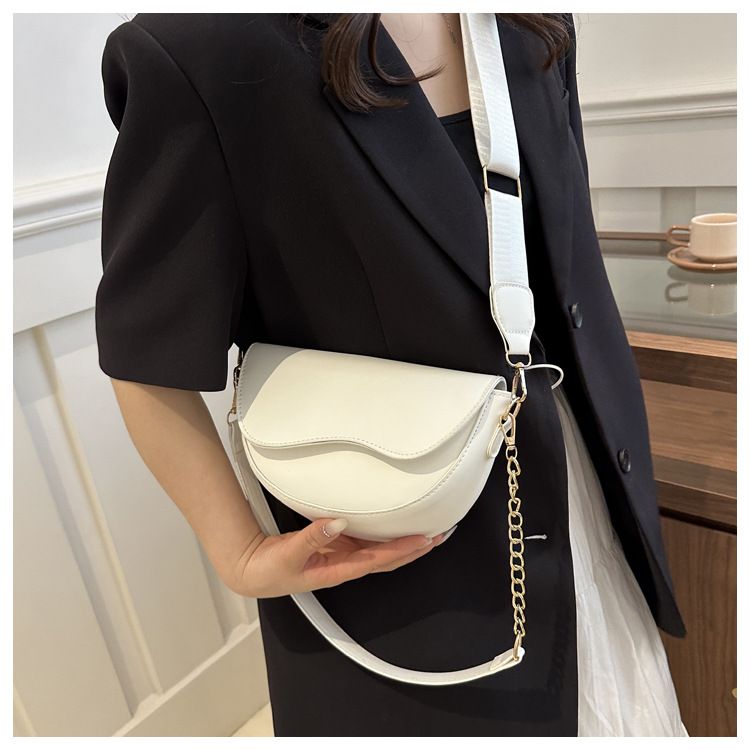 Piccola borsa a mano per donna 2024 nuova borsa a tracolla singola alla moda primavera ed estate, design di nicchia, tracolla larga,_voghion.com
