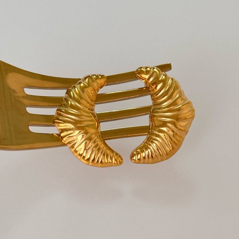 Real Gold Electroplated Titanium Steel Vintage Retro Embossed Moon Fold Earrings_voghion.com