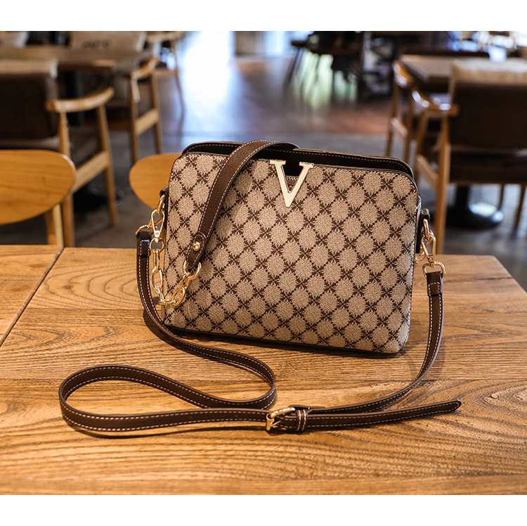 2023 spring and summer new women's bags are fashionable and easy to take retro printing shell bag Messenger shoulder bag chain hand bag trendy_voghion.com
