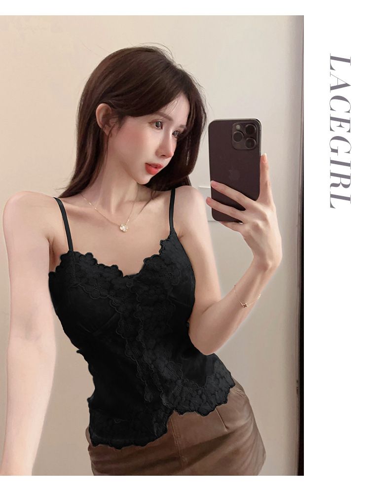 Una canotta sexy in pizzo e velluto francese da indossare come base per un piccolo tailleur._voghion.com