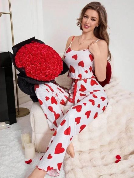 Pijama feminino com alças em formato de coração e nervuras, conjunto de duas peças para usar em casa_voghion.com