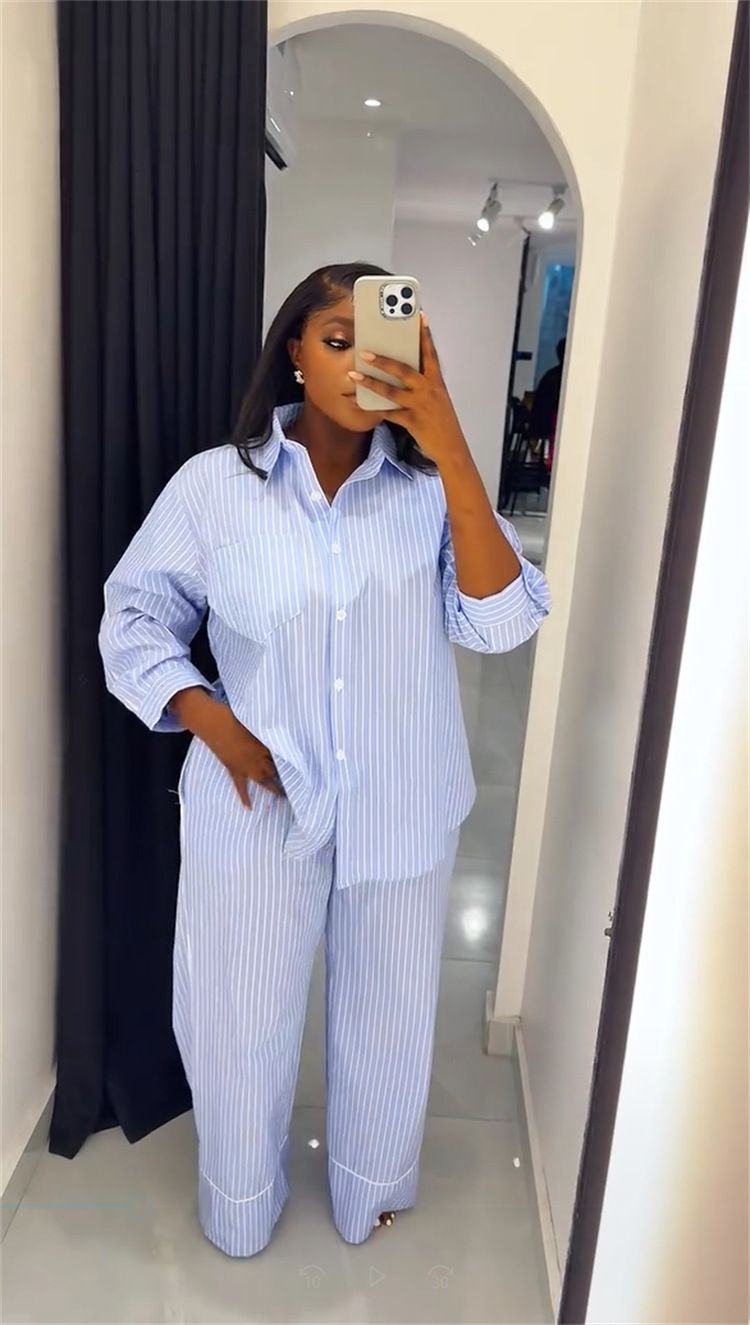 Completo estivo da donna casual con camicia a maniche lunghe a righe blu e pantaloni a gamba larga - Completo comodo in poliestere traspirante_voghion.com