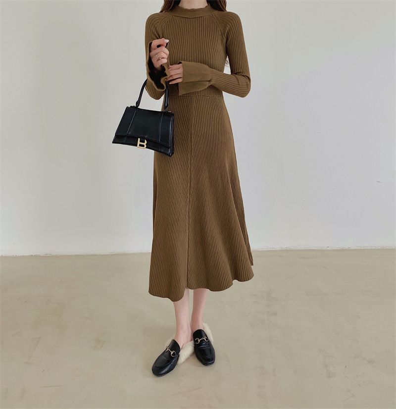 Abito in maglia con scollo a V e maniche a campana alla moda per donna; un design di minoranza con vita sottile ed effetto snellente_voghion.com