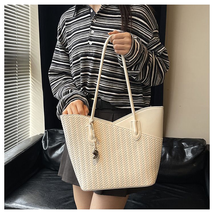 Grande capacità per le donne, nuova borsa a tracolla semplice e versatile autunno 2025, borsa tote alla moda con texture quest'anno_voghion.com