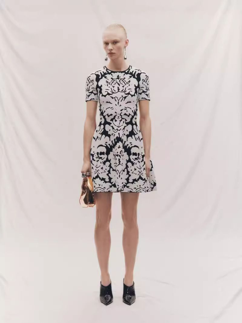 Elegantes schwarz-weißes Jacquard-Strickkleid mit ausgestelltem Rock und 3/4-Ärmeln – U-Ausschnitt, taillenbetonte Passform für Damen_voghion.com
