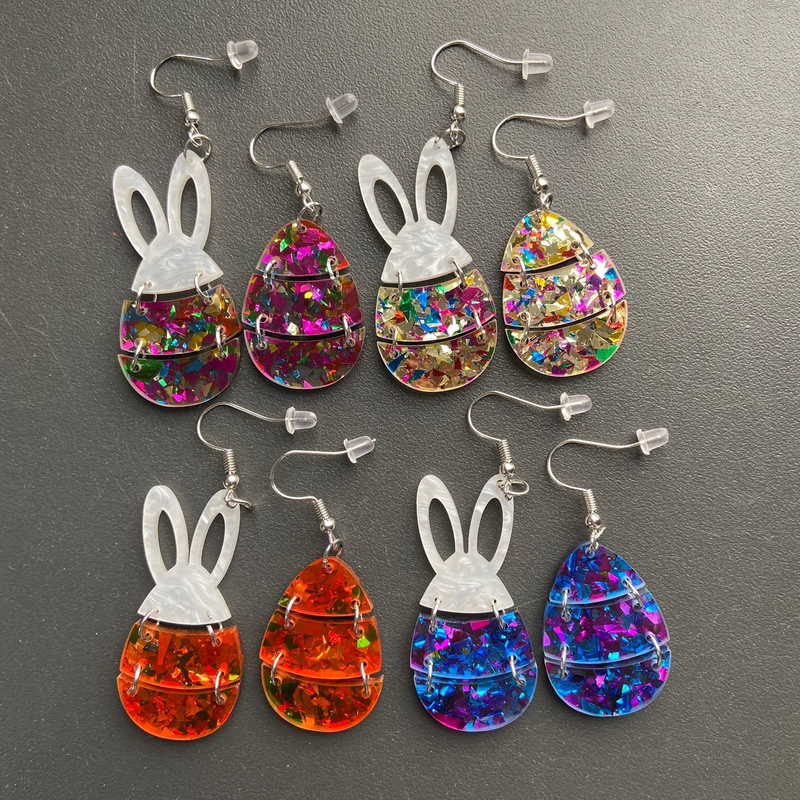 Orecchini a forma di coniglio bianco con uovo di Pasqua Orecchini Piccoli gioielli Accessori Accessori per capelli_voghion.com