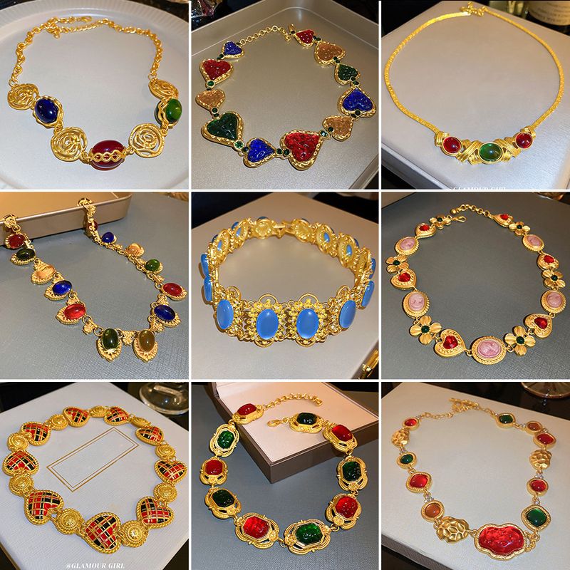 Collana con catena a forma di cuore con design geometrico colorato e intarsiato di diamanti medievali, ornamento di lusso leggero e di senso avanzato per_voghion.com