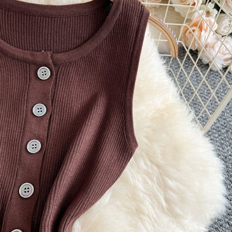 Abito da donna in maglia retrò, senza maniche, con scollo rotondo, vestibilità attillata, monopetto, gonna aderente con cintura sui fianchi, lunghezza media_voghion.com