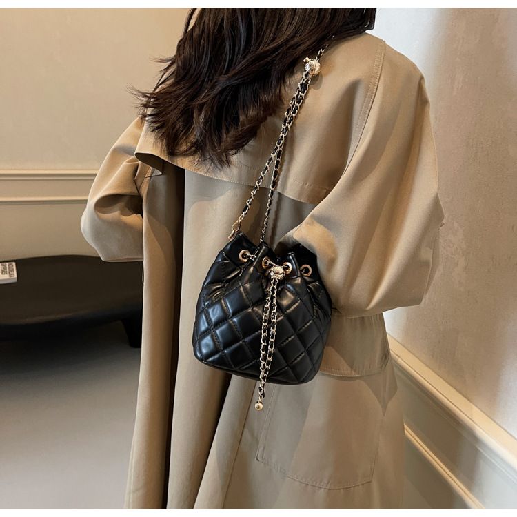 Damen Bucket Bag Diamond Chain Crossbody Bag Kleine Bucket Bag mit Kordelzug Leichte, luxuriöse, runde Bucket Bag Umhängetasche Crossbody Bag Frau_voghion.com