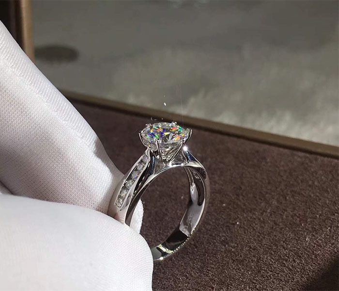 Classico anello di fidanzamento da principessa con 6 griffe in zircone intarsiato e diamanti per donna_voghion.com