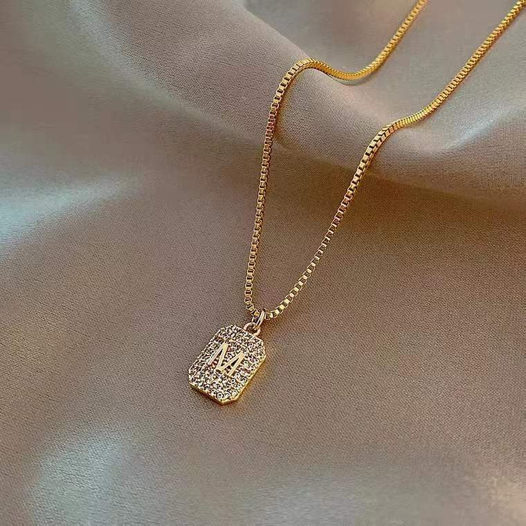 Exquis Flash Diamant Pendentif Collier Femmes; s Titane Acier Conception M Lettre Collier Tempérament Élégant Net Rouge Clavicule Chaîne Bijoux_voghion.com