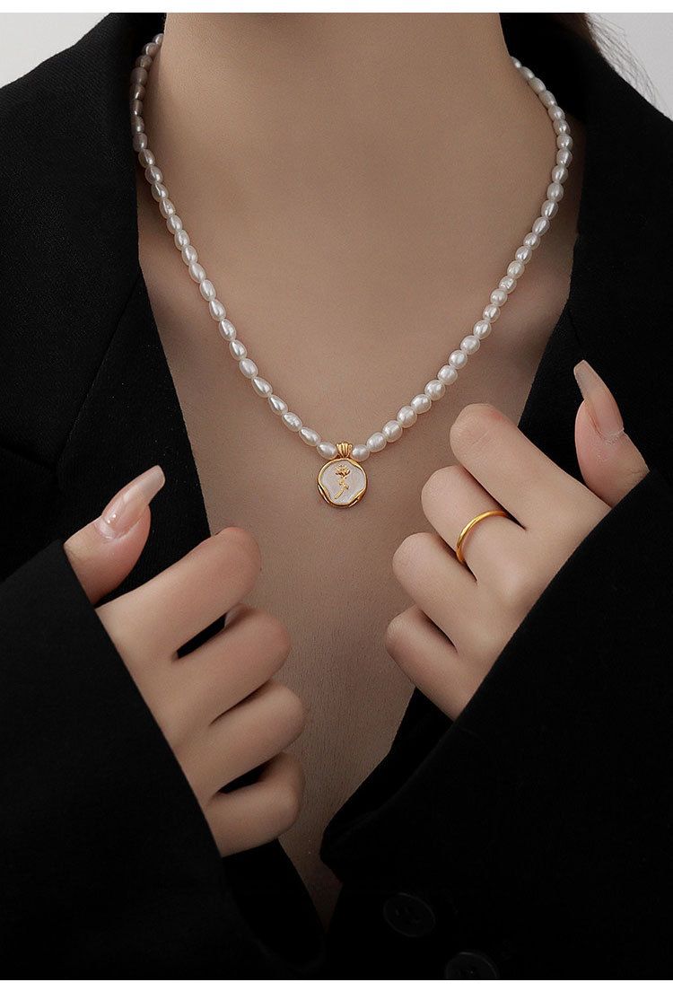 Collana da donna con perle d'acqua dolce e fiore di rosa - Ciondolo in smalto francese di alta qualità ed elegante catena per clavicola_voghion.com