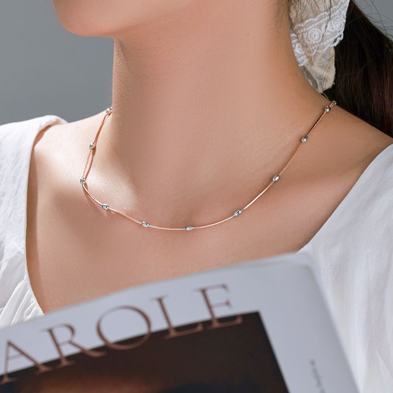 Nuova collana alla moda in stile europeo e americano in oro rosa con design semplice e di nicchia, con catena per clavicola e temperamento quotidiano._voghion.com