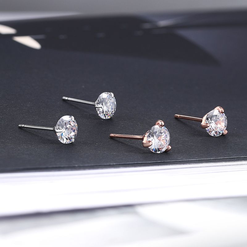 Orecchini unisex semplici e freschi a tre griffe rotondi con diamanti piccoli orecchini_voghion.com
