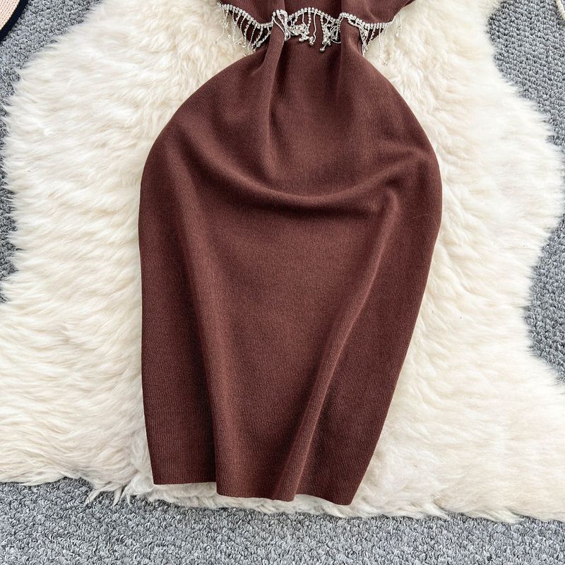 Abito da donna in maglia senza maniche con scollo rotondo, design aderente, con nappa, vita sottile e gonna di media lunghezza._voghion.com